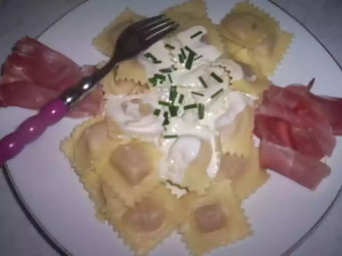 Raviolis frais fourrés au jambon et sauce ciboulette maison