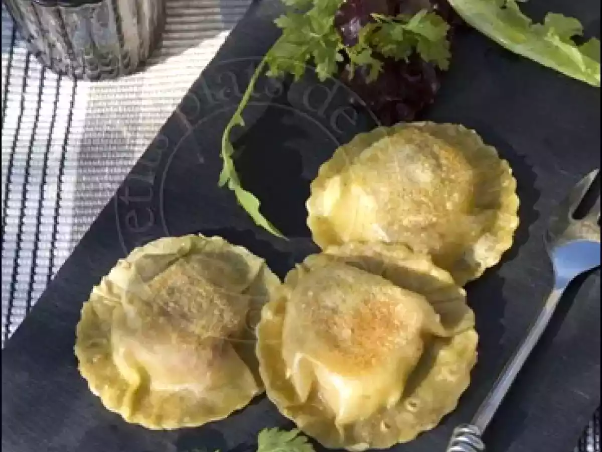 Raviolis soufflés au chèvre, figue et jambon cru