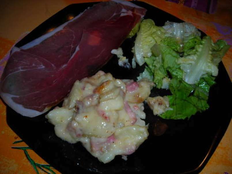 Reblochonne accompagnée de jambon et salade, photo 1