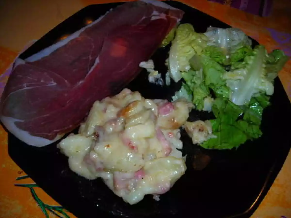 Reblochonne accompagnée de jambon et salade