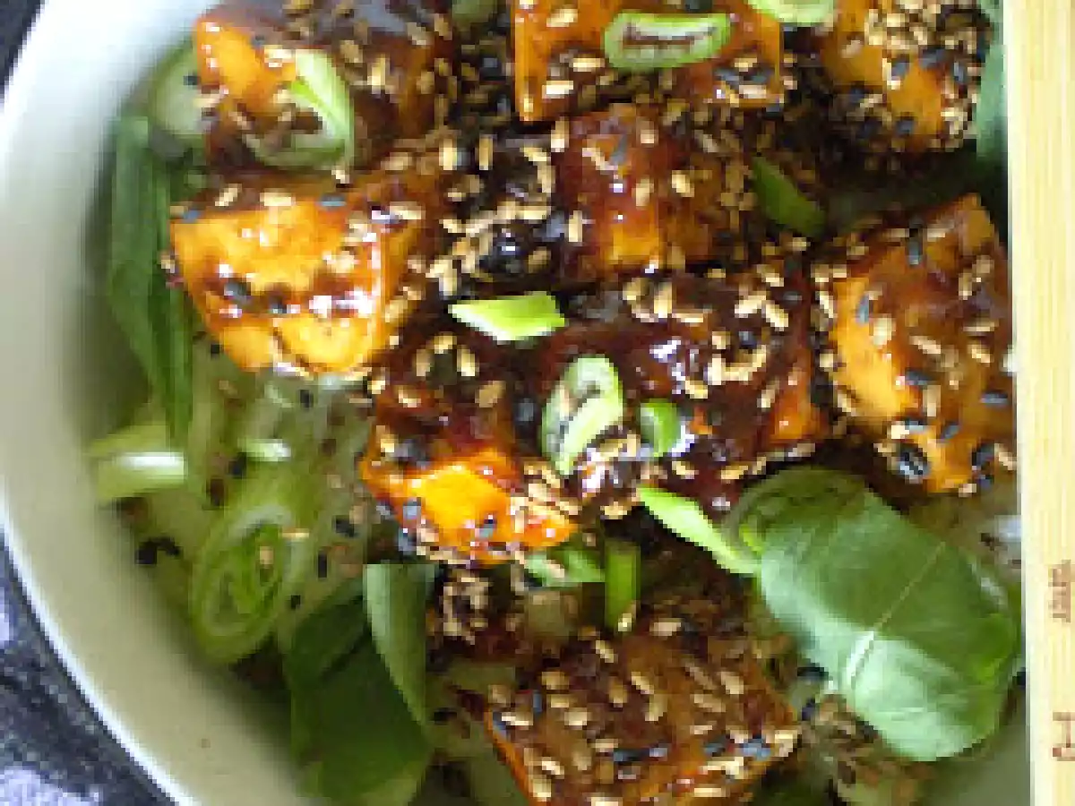 Recette japonisante: tofu épicé à la mode sucré-salé sur son lit de riz japonais
