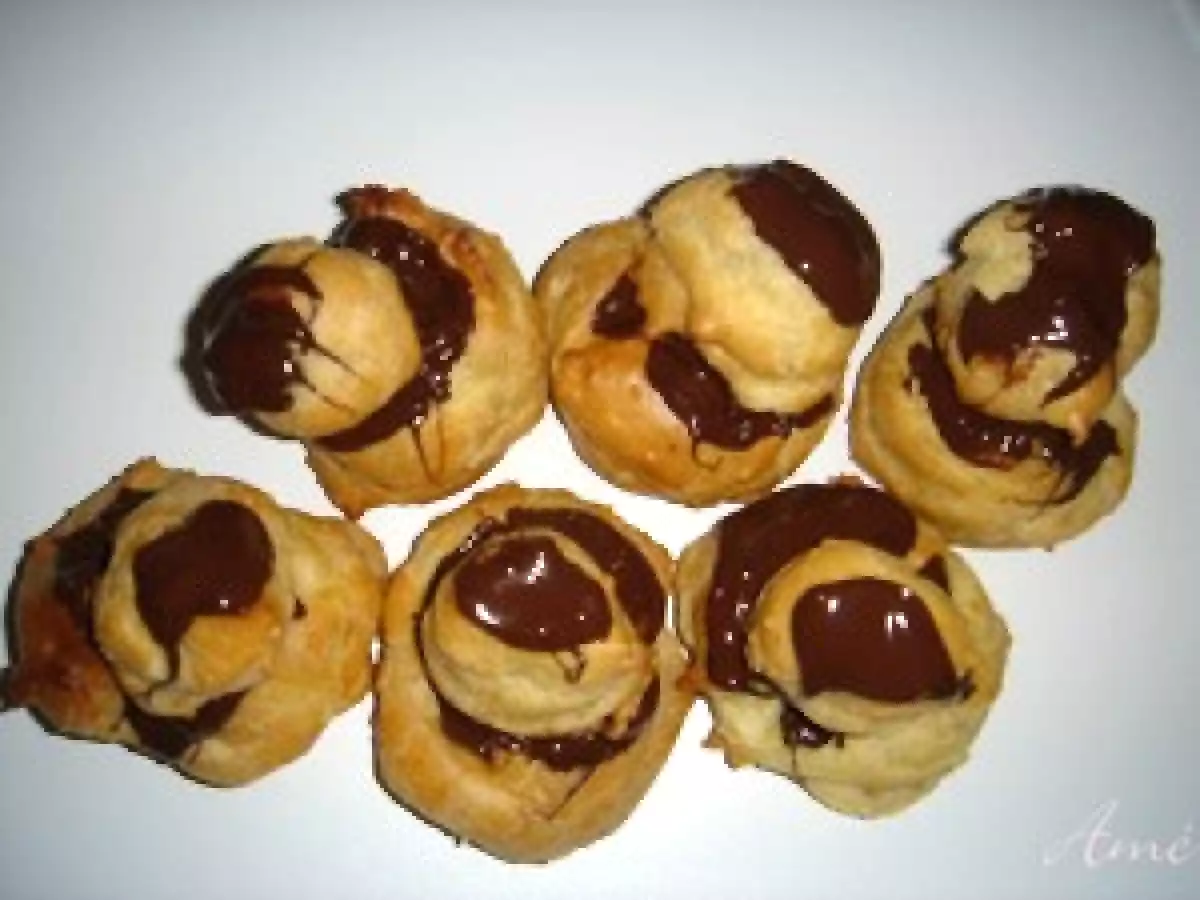 Religieuses à la crème vanille et au chocolat