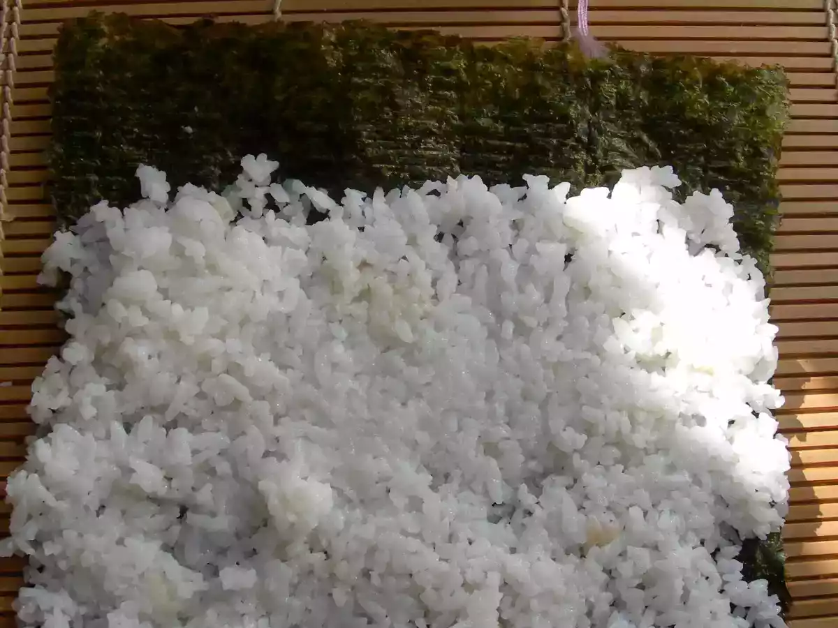 Repas japonais : soupe miso, sushis, maki sushis, egg roll, ....