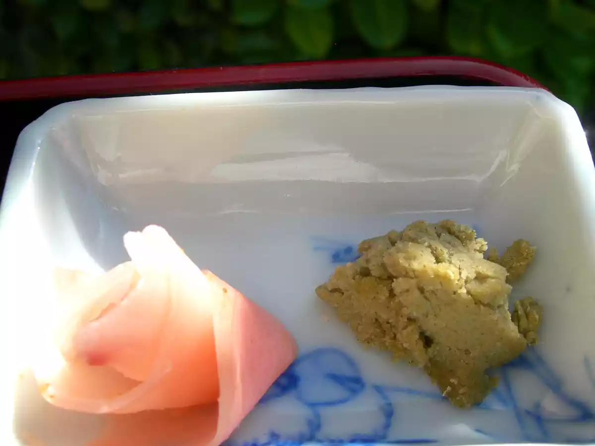 Repas japonais : soupe miso, sushis, maki sushis, egg roll, .... - photo 2