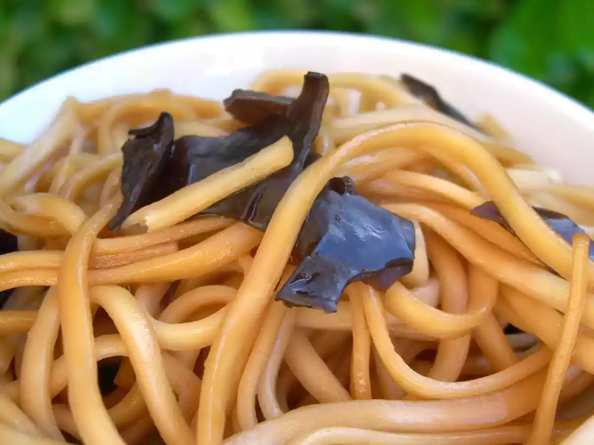 Repas japonais : soupe miso, sushis, maki sushis, egg roll, .... - photo 5