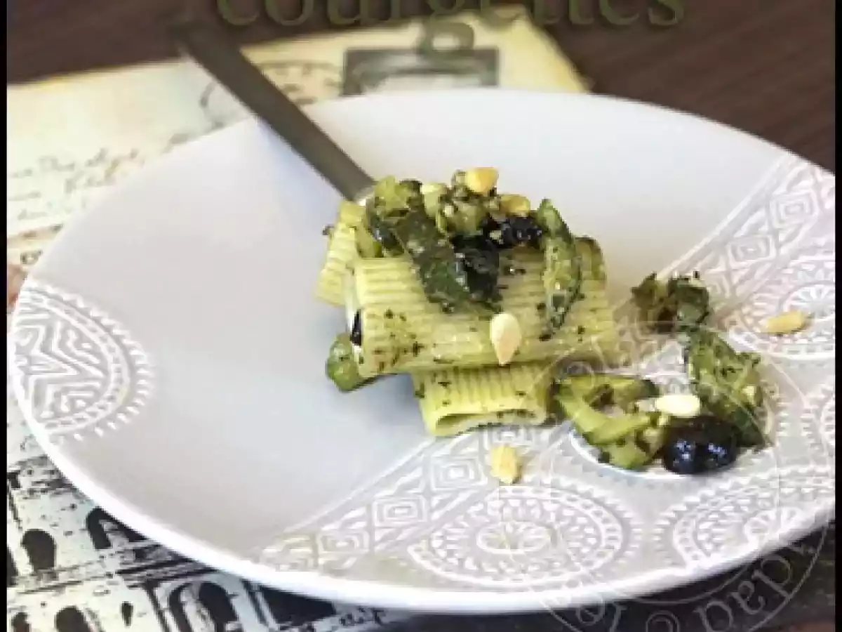 Rigatoni au pesto et aux courgettes grillées