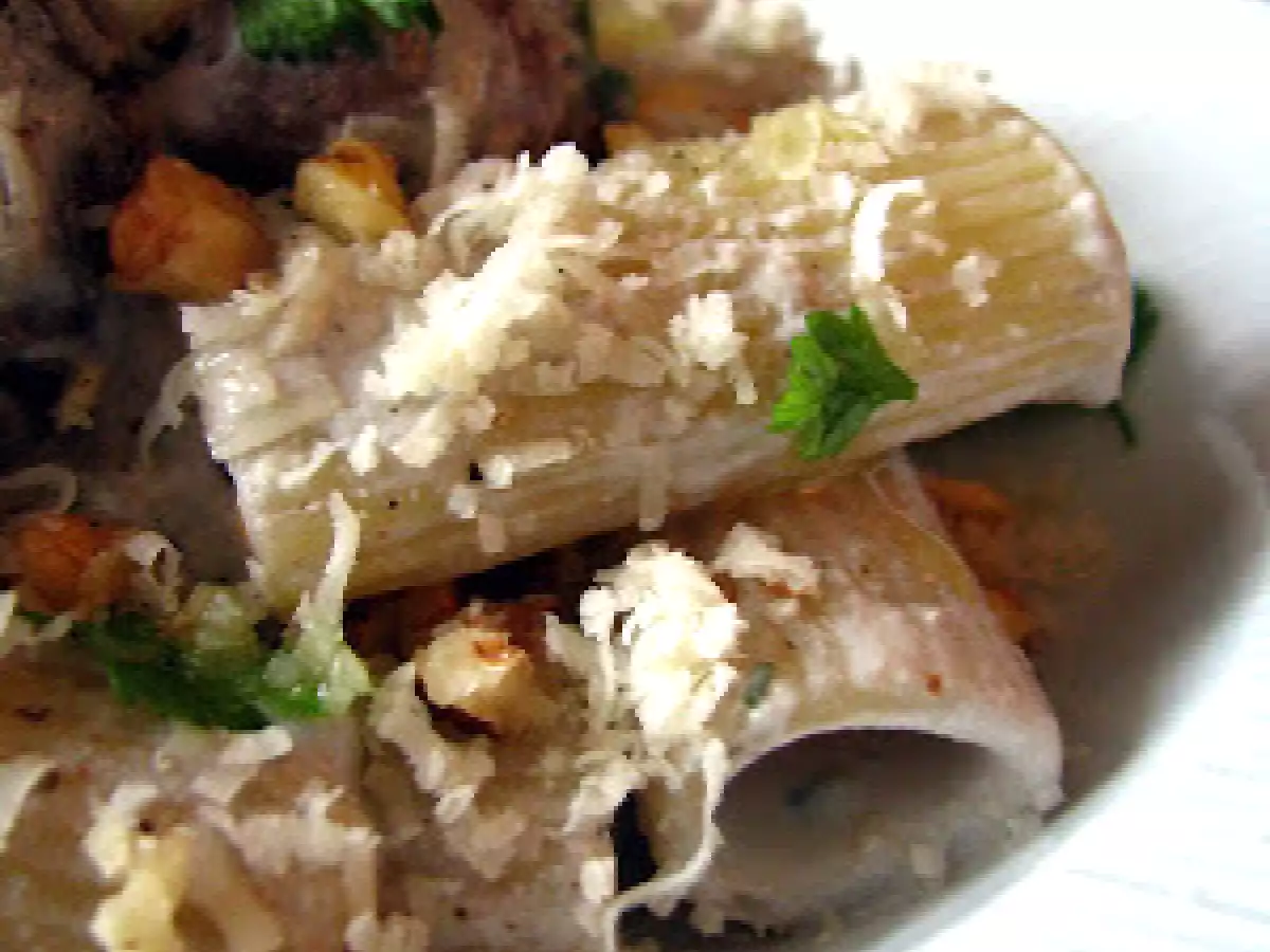 Rigatoni aux champignons, aux noix et à la ricotta