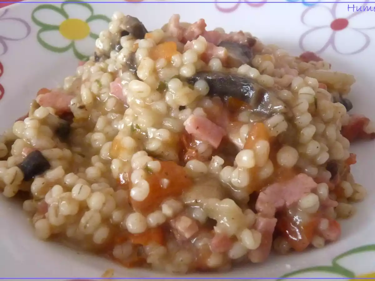 Risotto à l'orge perlé, tomates et lardons