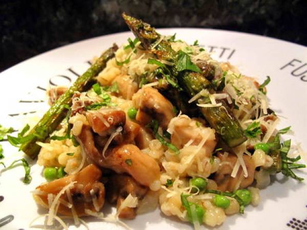 Risotto d'orge perlé aux champignons, petits pois et pointes d'asperge