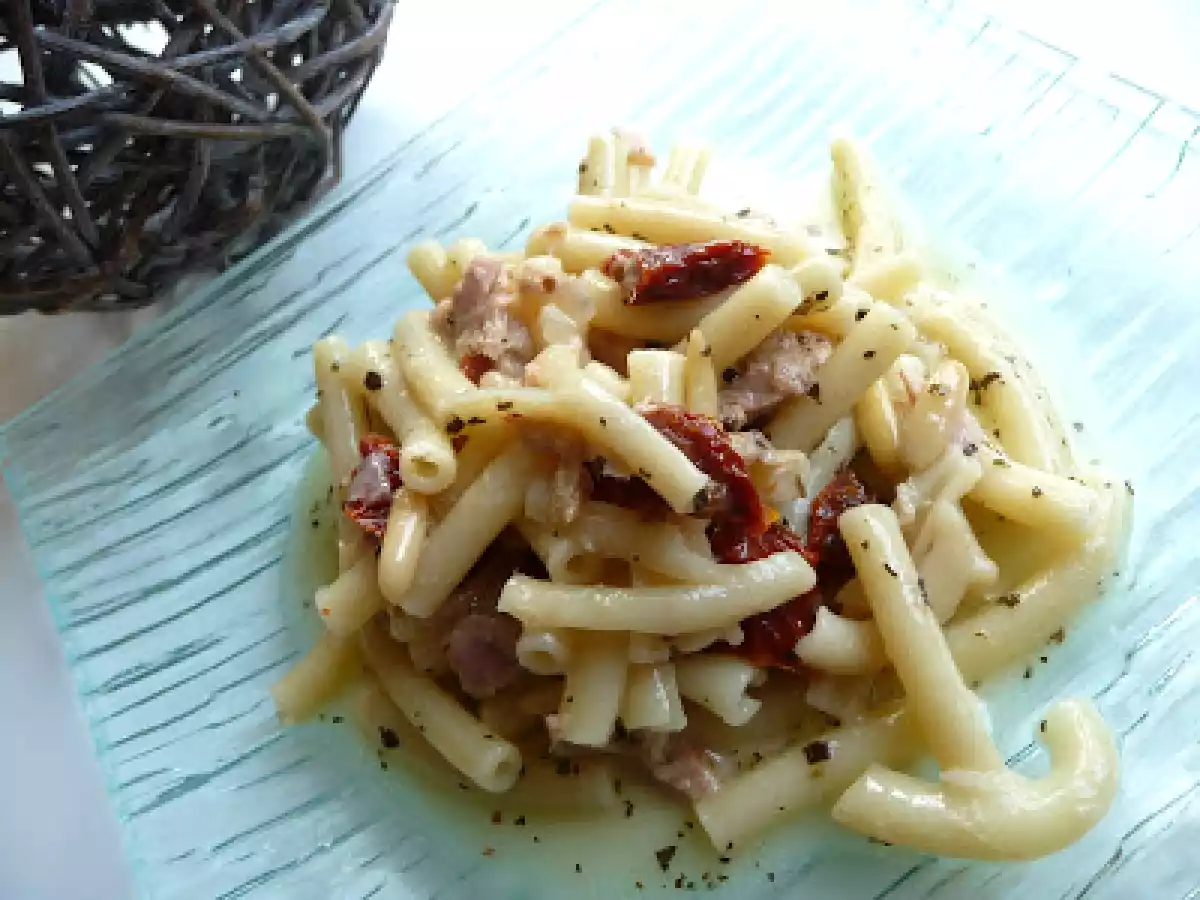 Risotto de pâtes aux tomates séchées, basilic, thon et pignons