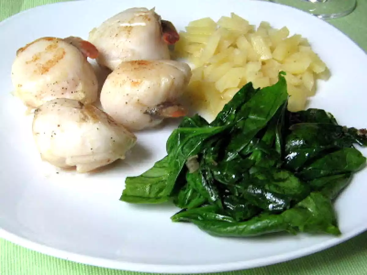 Risotto de pommes de terre, coquilles saint-jacques et une poignée d'épinard