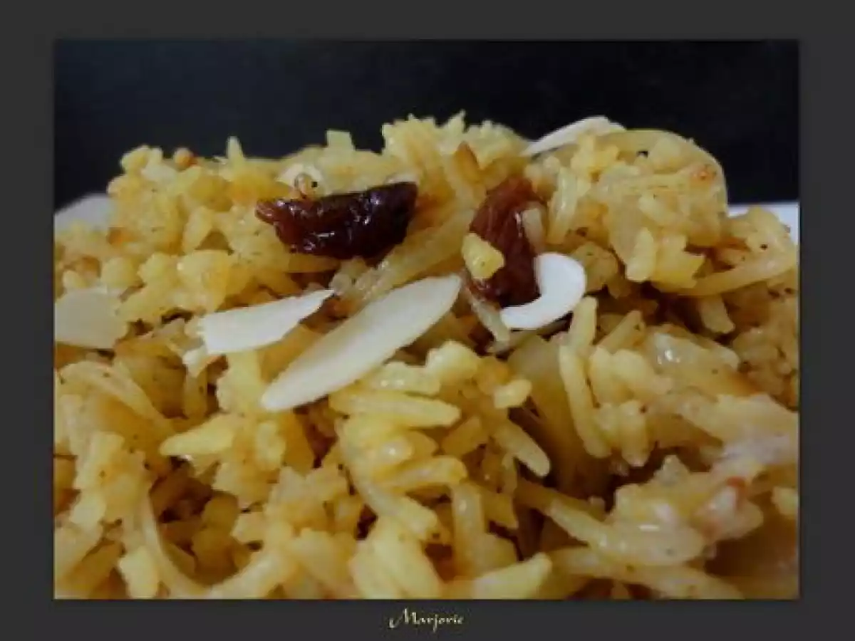 Riz à l'orientale: cannelle, curry, raisins, amandes