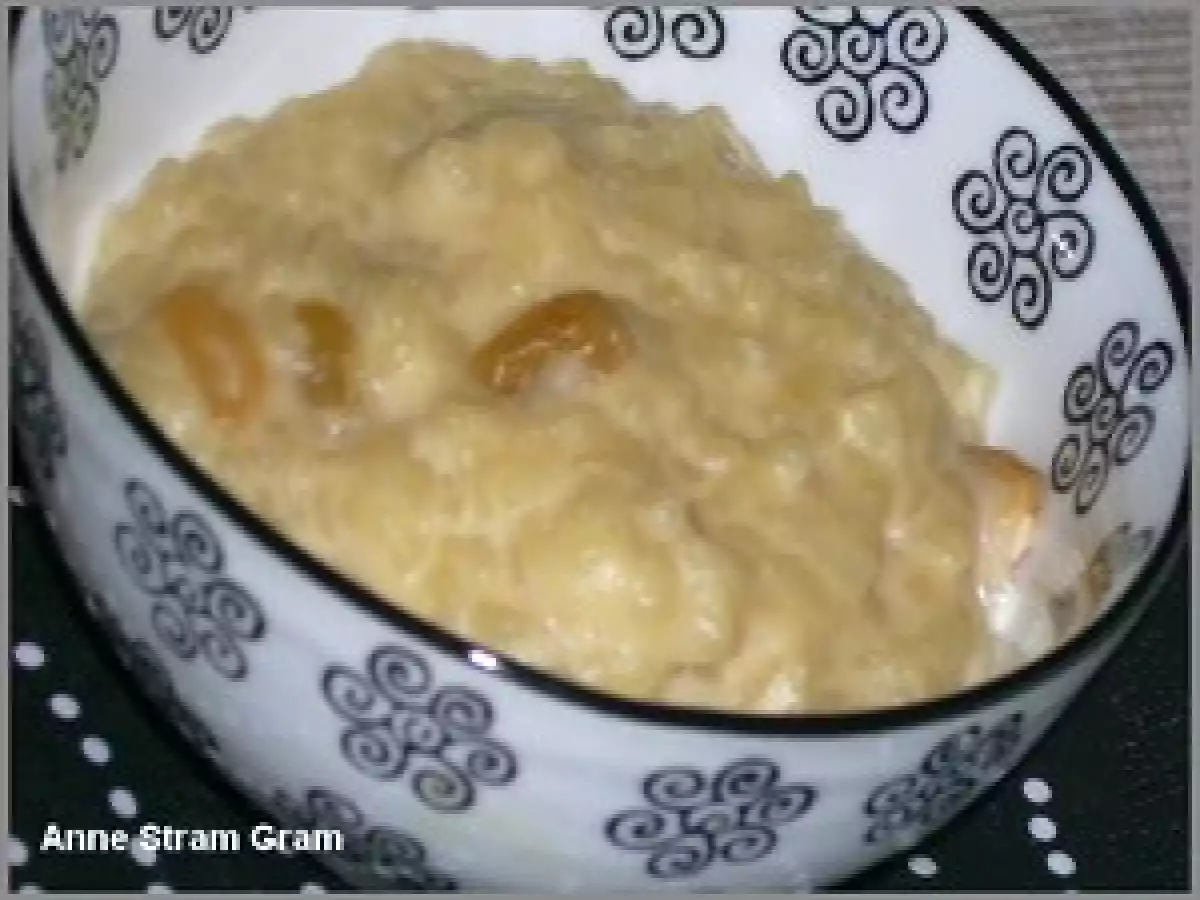 Riz au lait à la purée d'amande et aux raisins secs