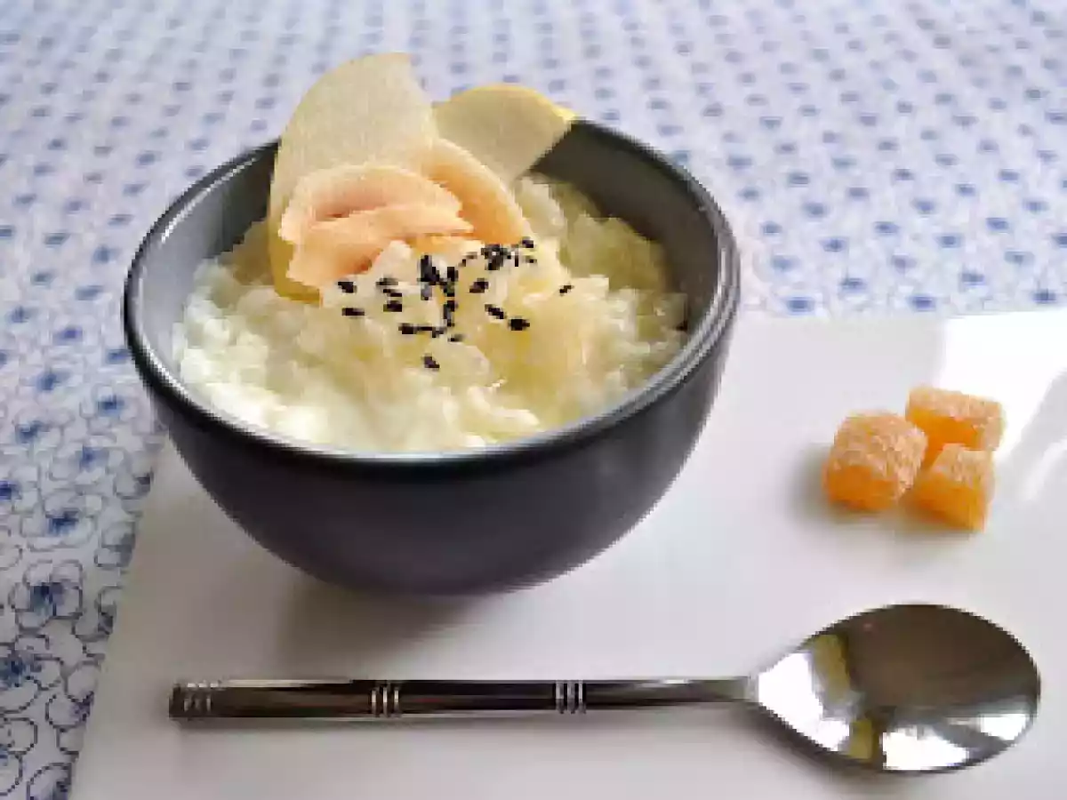 Riz au lait de coco, poire japonaise, gingembre confit et sésame noir