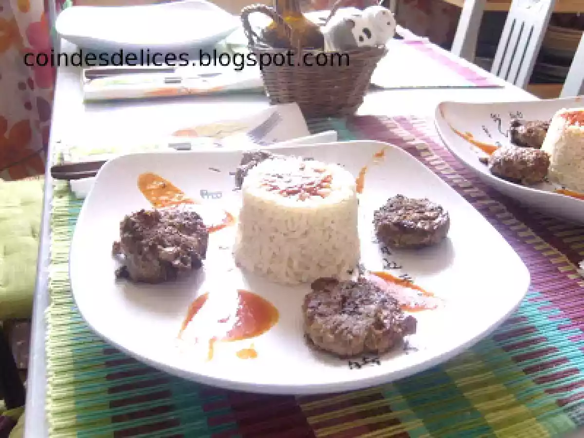 Riz Pilaf et ses boulettes de viande, sauce à la tomate