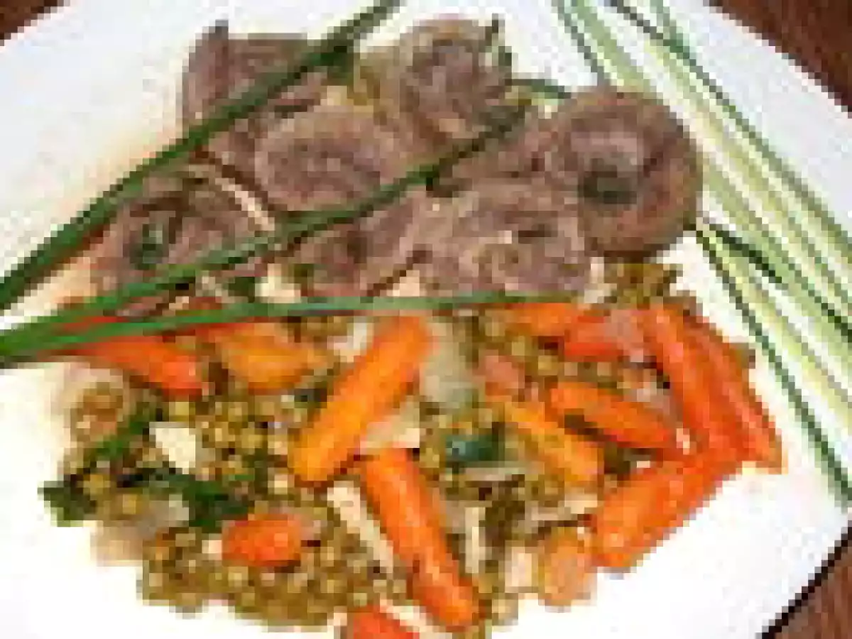 Rognons d'agneau, petits pois et jeunes carottes