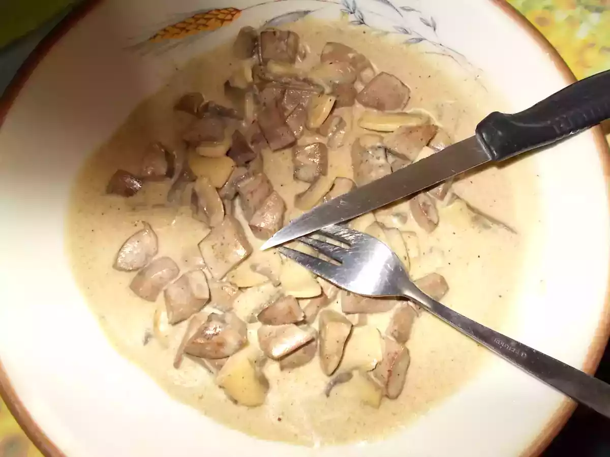 Rognons de porc, champignons de Paris, sauce vin blanc, moutarde et crème