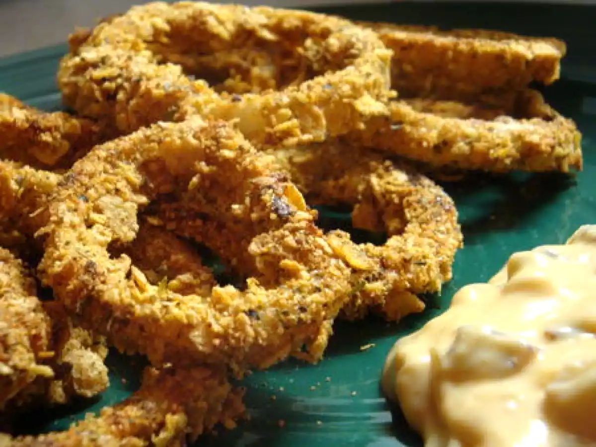 Rondelles d'oignon panées au four et leur sauce fromagère