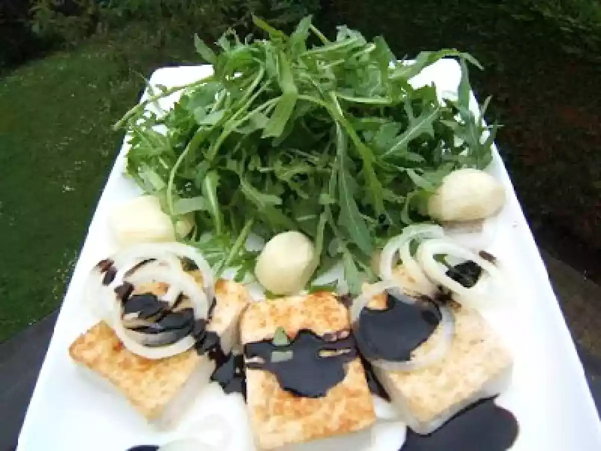 Roquette au tofu, ail et sirop balsamique