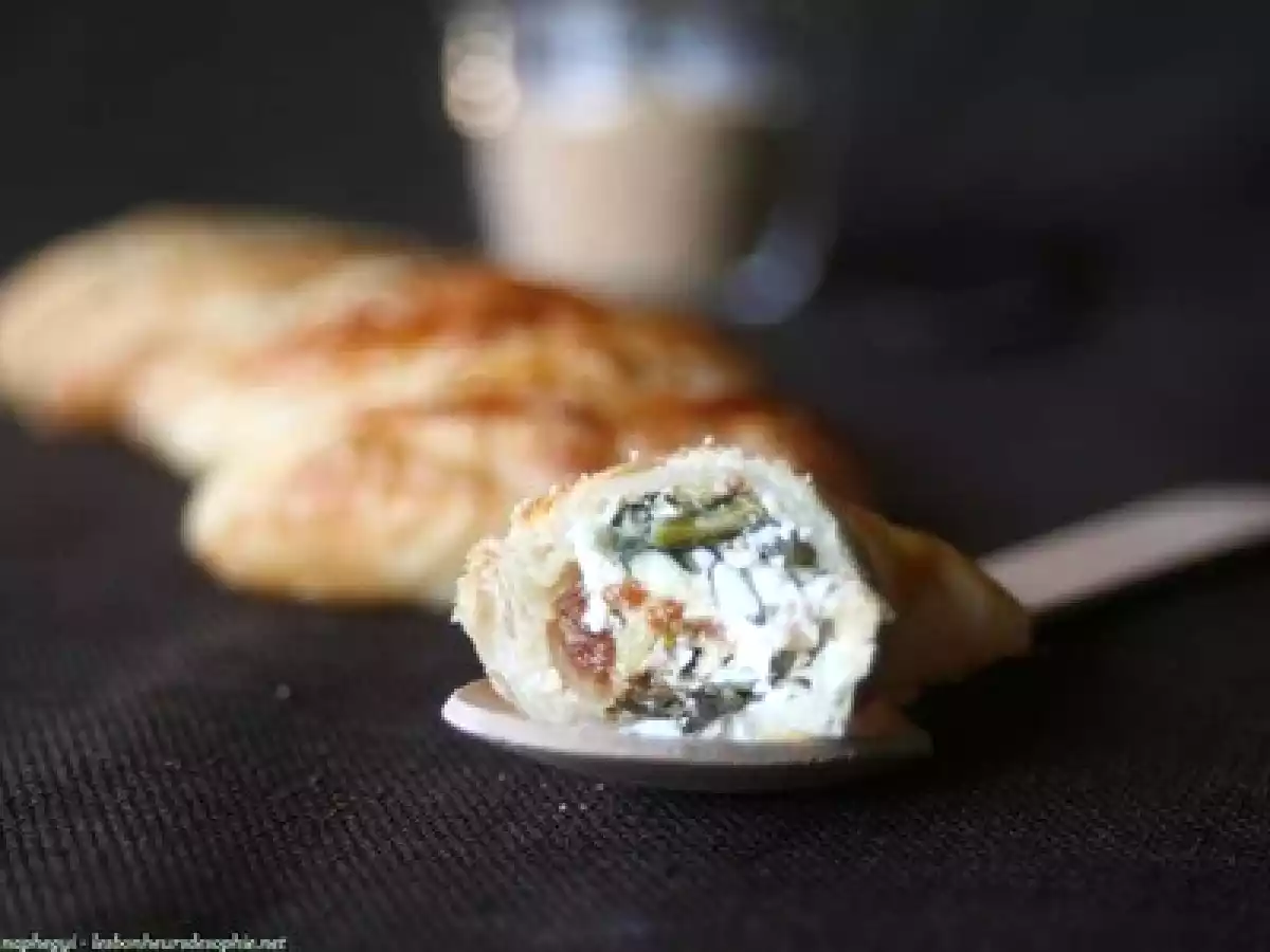 Roquette et menthe avec chèvre et figues pour des mini feuilletés
