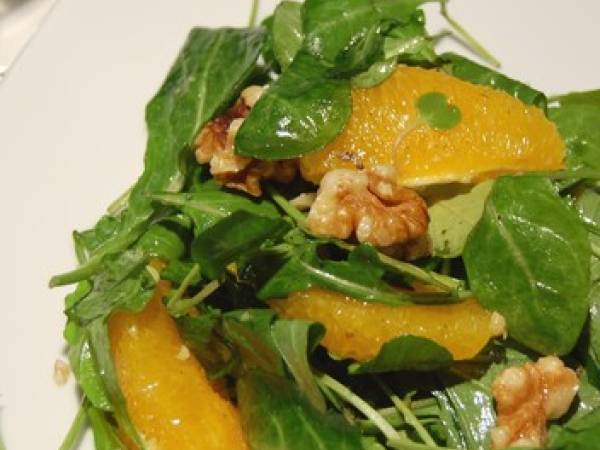 Roquette, oranges et noix en salade