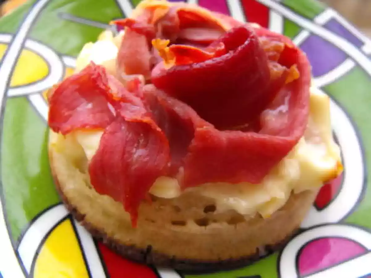 Rosace de jambon cru sur lit de crumpet tartiné de kiri