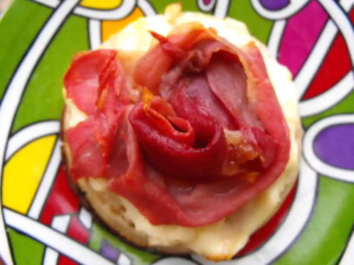 Rosace de jambon cru sur lit de crumpet tartiné de kiri - photo 2