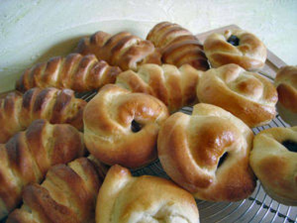 Roses briochées et croissants à la confiture