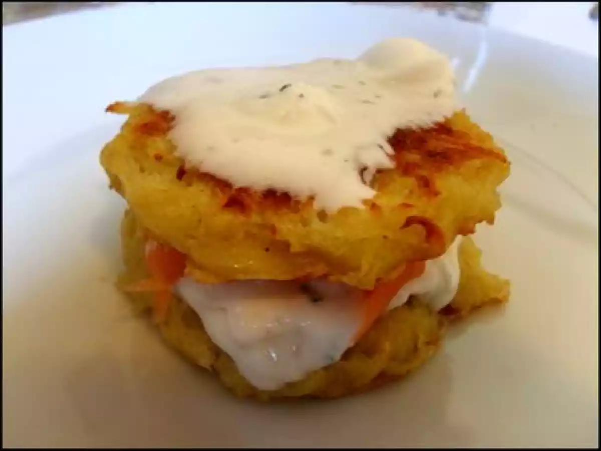 Röstis au saumon fumé, sauce au fromage blanc et chantilly à l'aneth