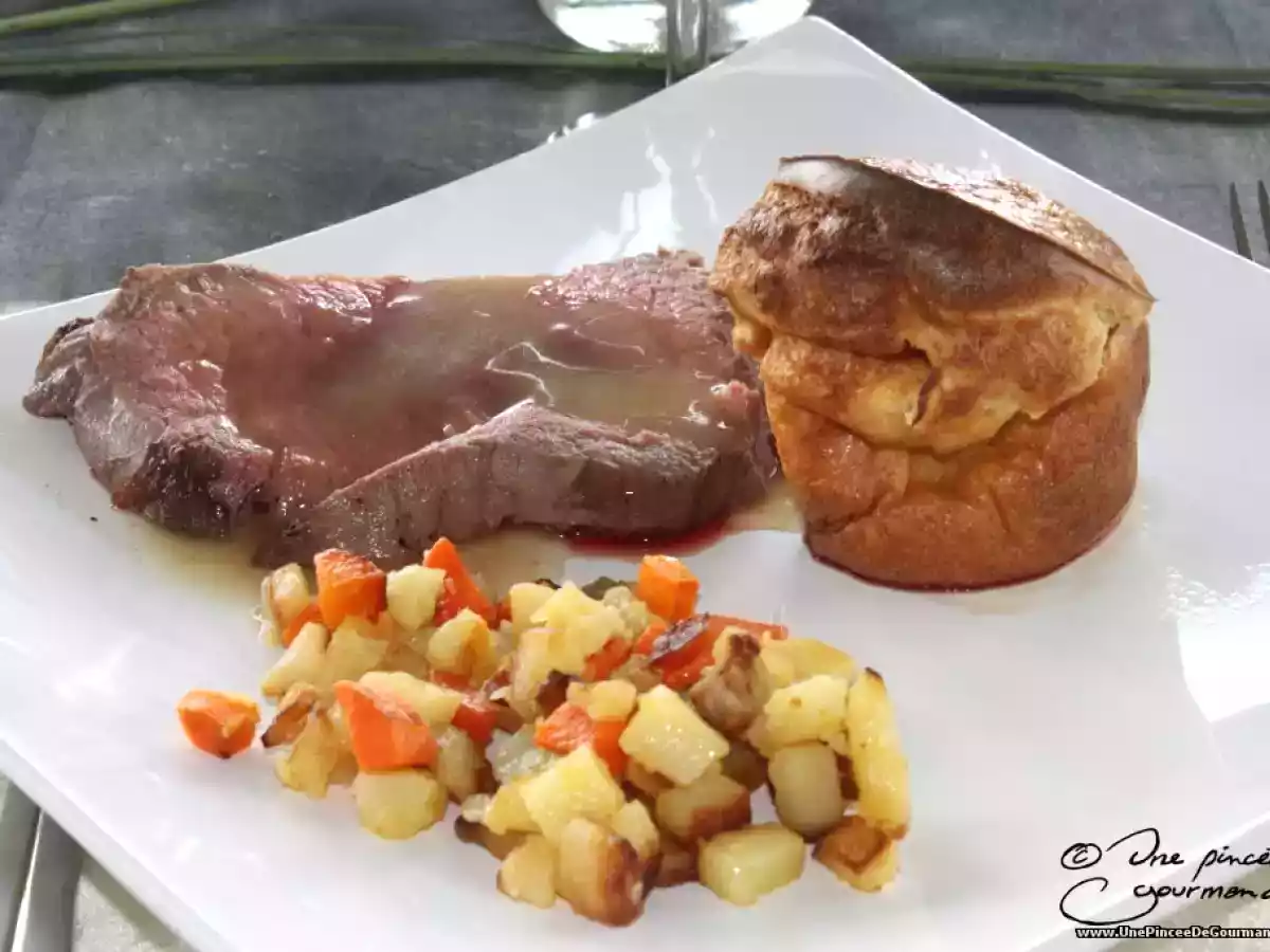 Rôti de boeuf avec sa gravy sauce et ses Yorkshire puddings