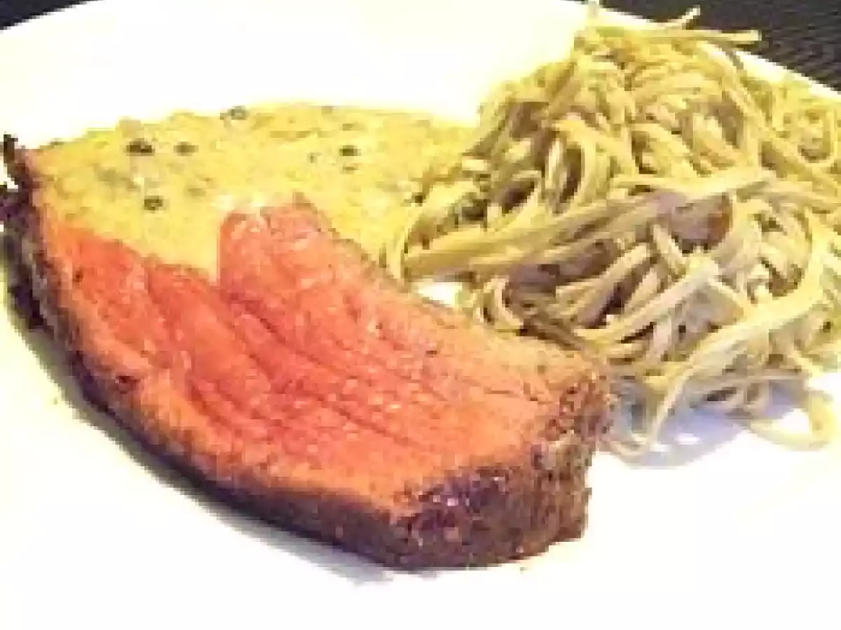 Rôti de boeuf Charolais, sauce au poivre et pâtes aux cèpes