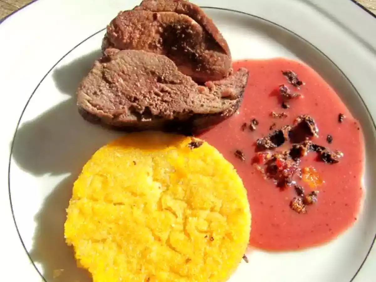 Rôti de chevreuil basse température, polenta aux cèpes, émulsion aux airelles