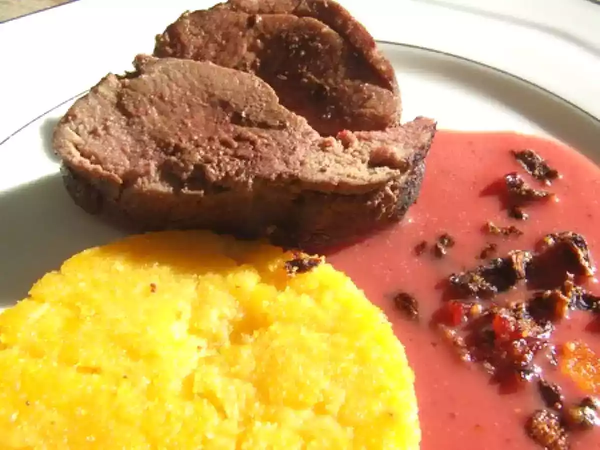 Rôti de chevreuil basse température, polenta aux cèpes, émulsion aux airelles - photo 2