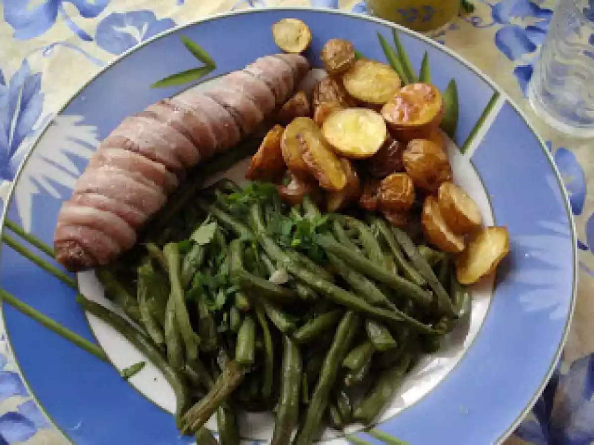 Rôti de magret en robe de lard et sa garniture