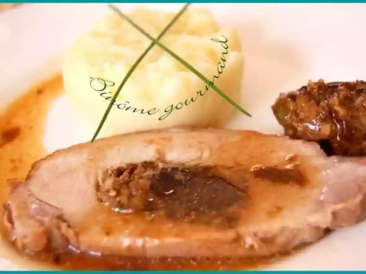 Rôti de porc farci aux pruneaux et aux champignons de Paris