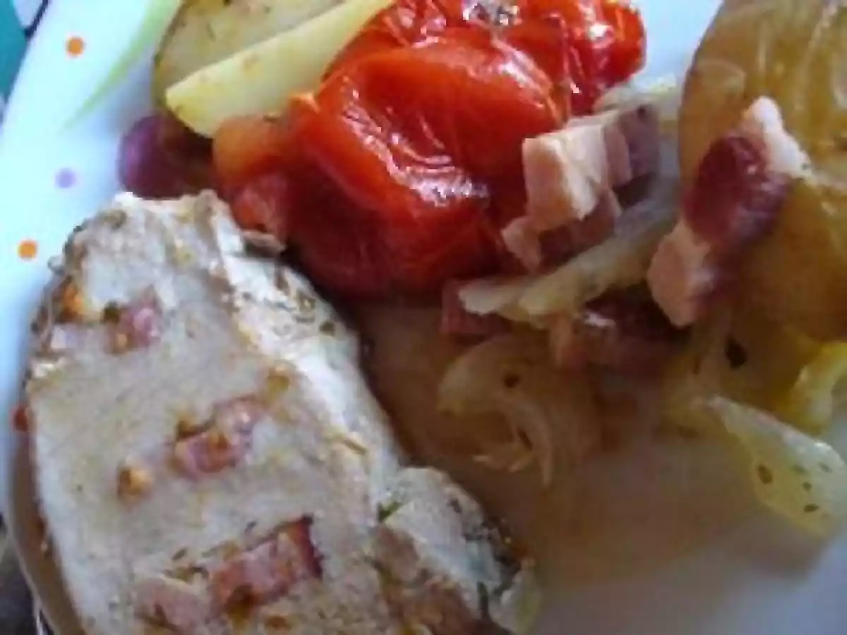 Rôti de porc, inclusion de poitrine fumée, pommes de terre et tomates confites
