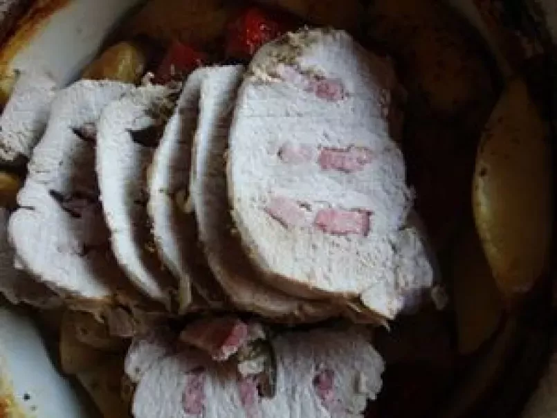 Rôti de porc, inclusion de poitrine fumée, pommes de terre et tomates confites - photo 2