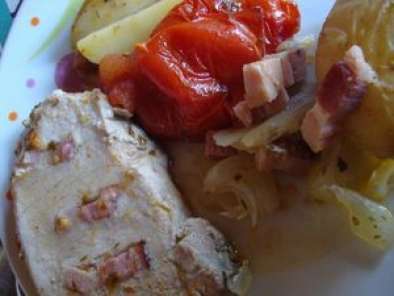 Rôti de porc, inclusion de poitrine fumée, pommes de terre et tomates confites