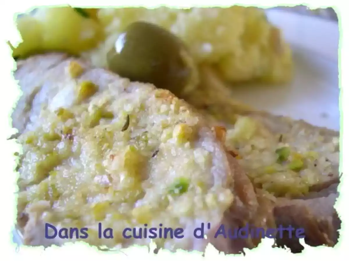 Rôti de veau au thym et olives, gratiné au beurre de pistache