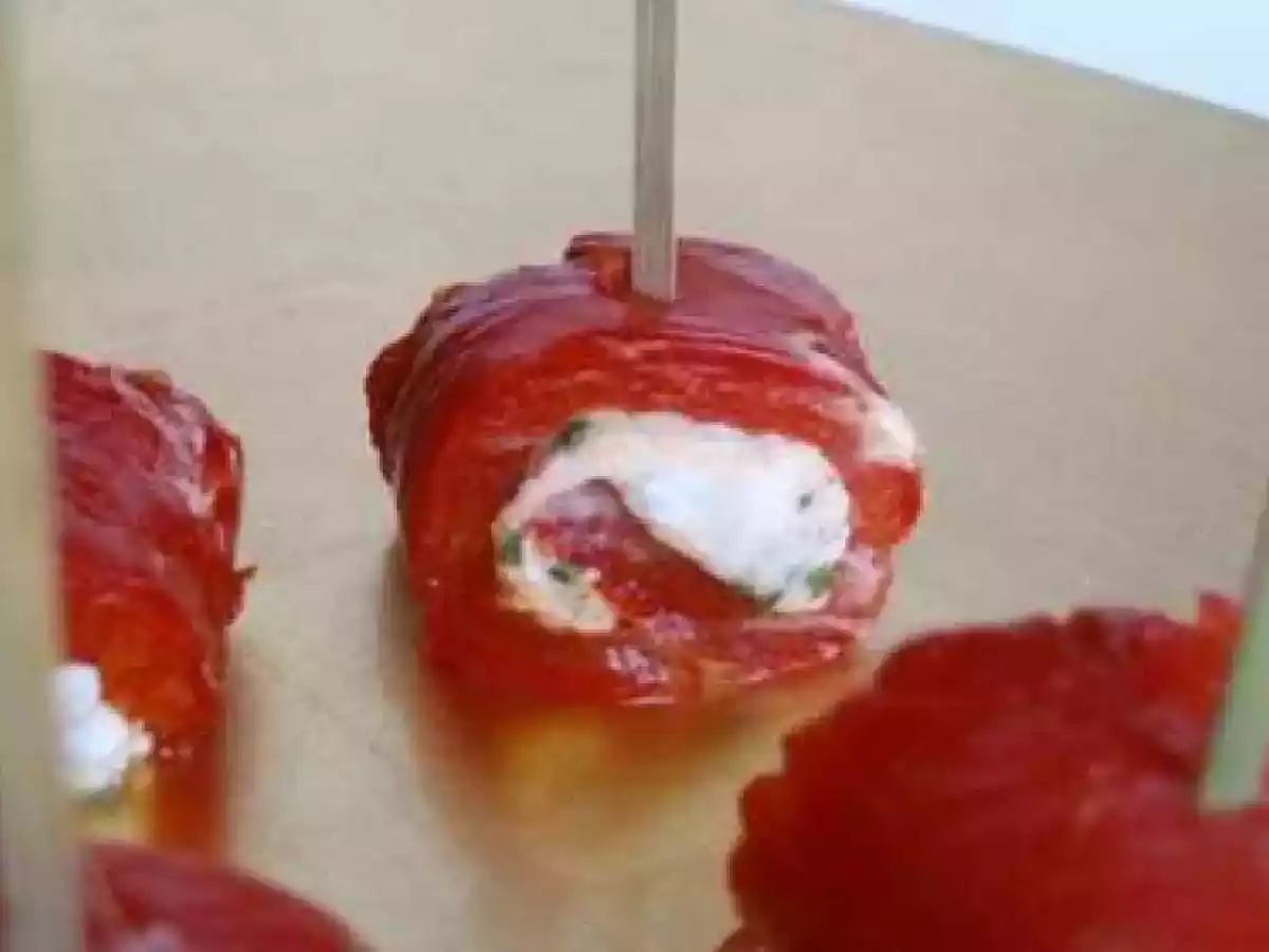 Roulade de poivron rouge et chèvre frais