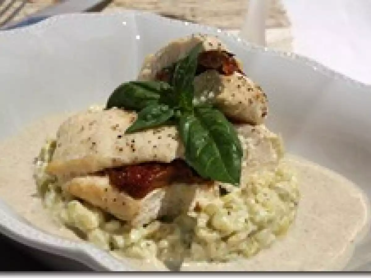 Roulade de Poulet aux Tomates Séchées, Risotto de Blé au Pesto et Sauce aux Champignons