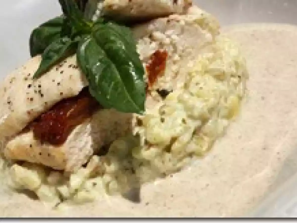 Roulade de Poulet aux Tomates Séchées, Risotto de Blé au Pesto et Sauce aux Champignons - photo 2