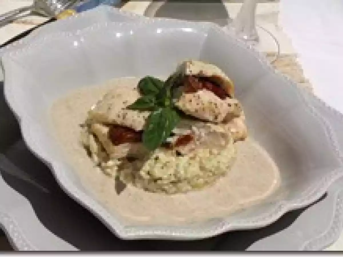 Roulade de Poulet aux Tomates Séchées, Risotto de Blé au Pesto et Sauce aux Champignons - photo 3