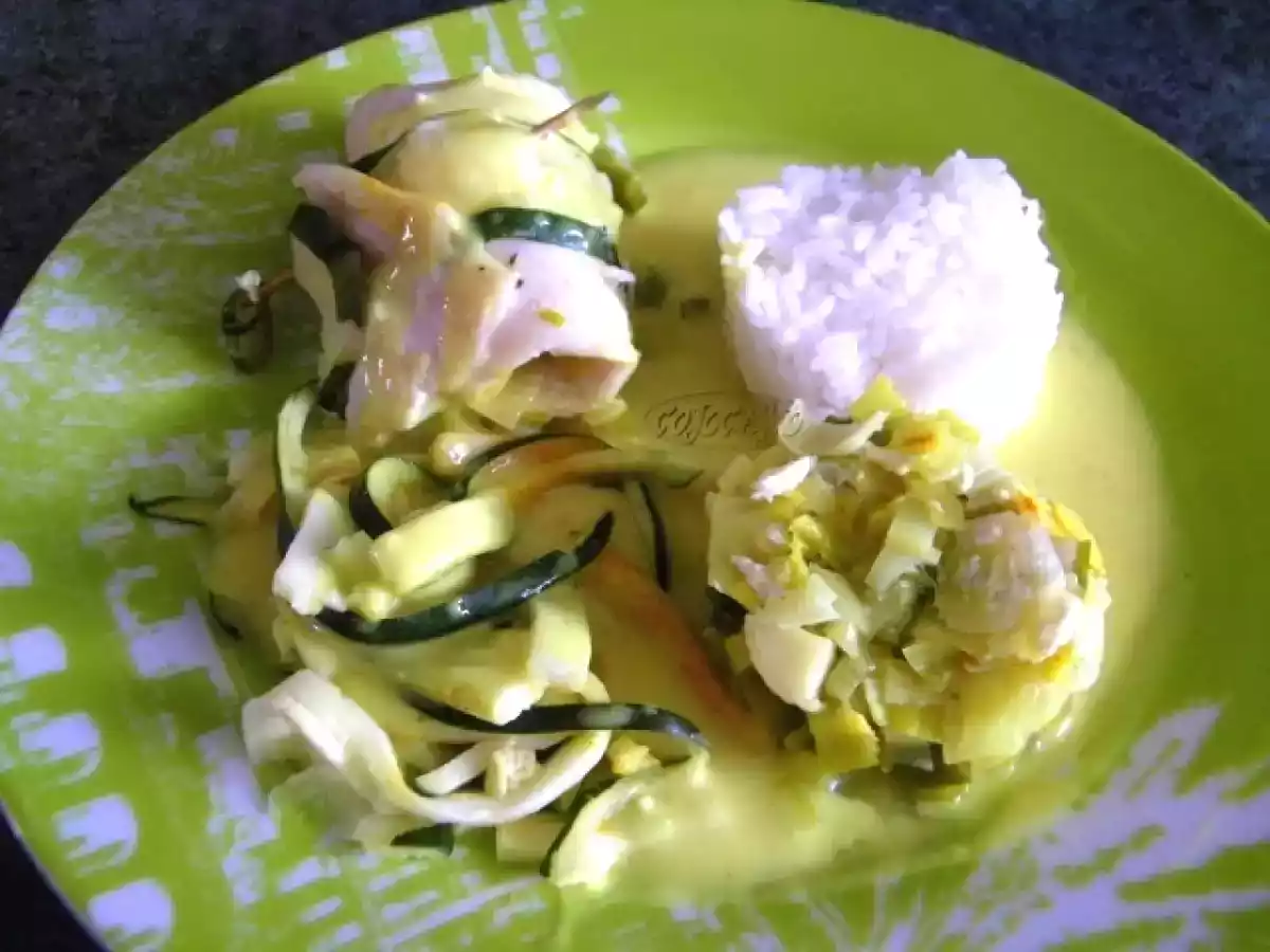 ROULADES DE FILET DE PANGA A LA COURGETTE, POIREAU, SAUCE CURCUM