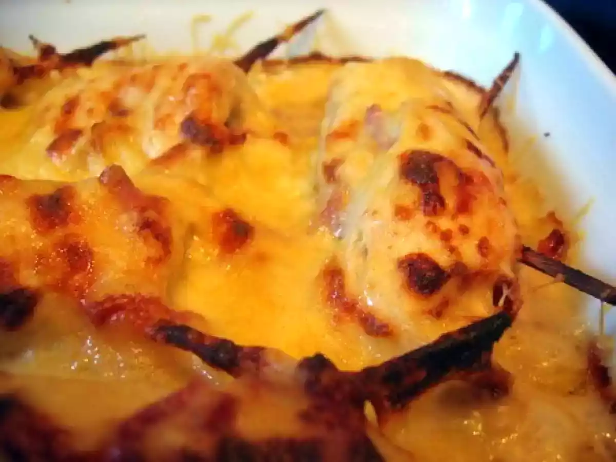 Roulades de poulet gratinées au bacon et au comté