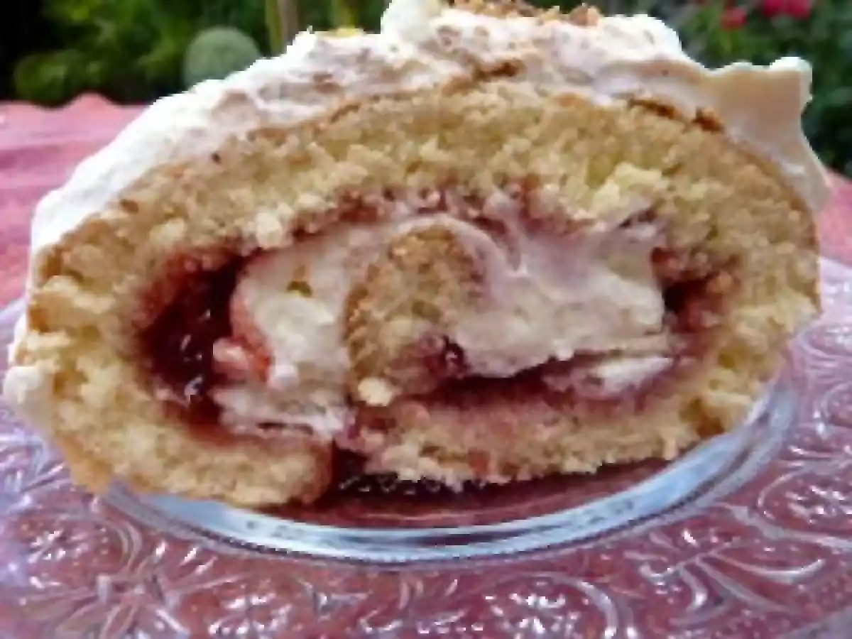 Roulé à la confiture de fraise et à la chantilly