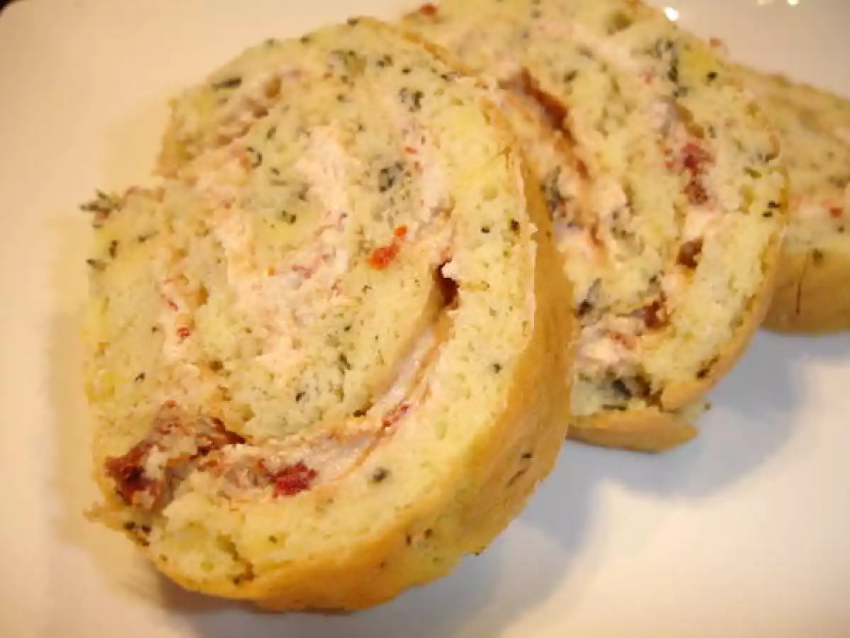 ROULE AU PARMESAN, A LA CREME DE TOMATES SECHEES