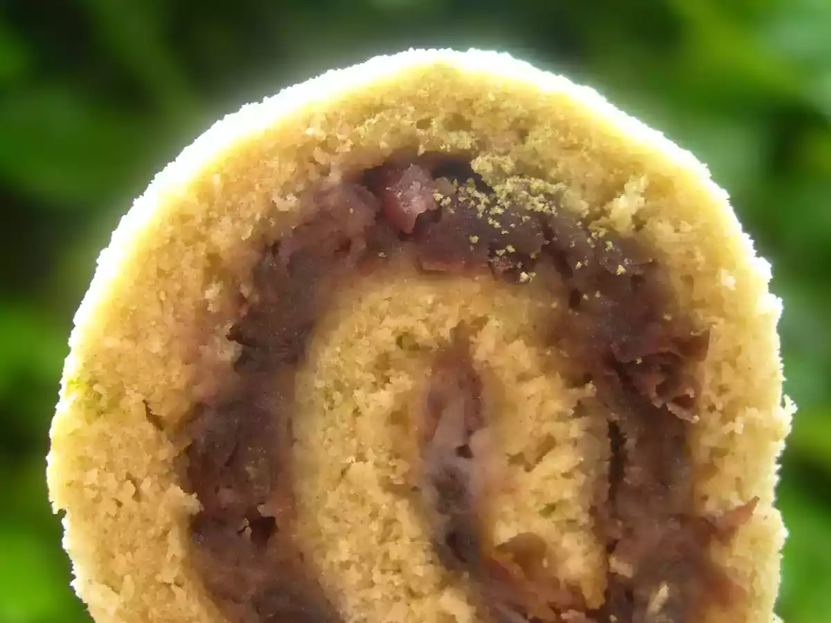 Roulé au thé matcha et haricots azukis et manjus aux haricots azukis