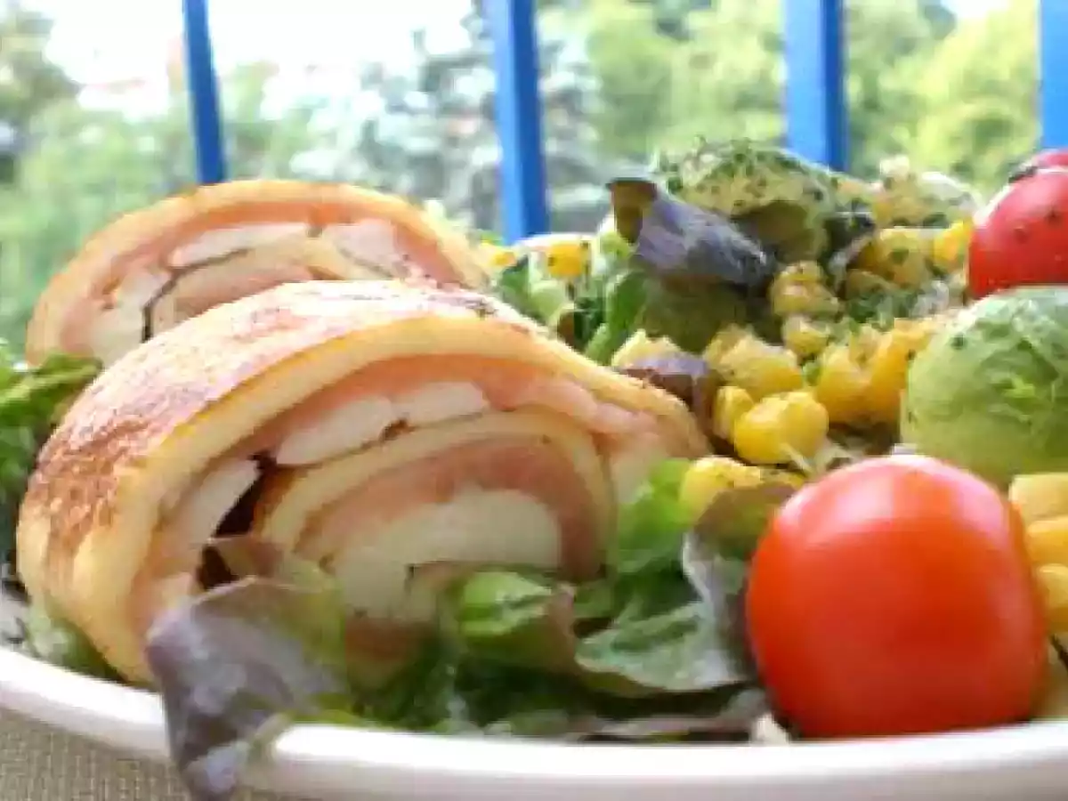 ROULé D'oMELETTE DE SAUMON SUR FEUILLES DE CHêNE AVOCAT & MOZZAR