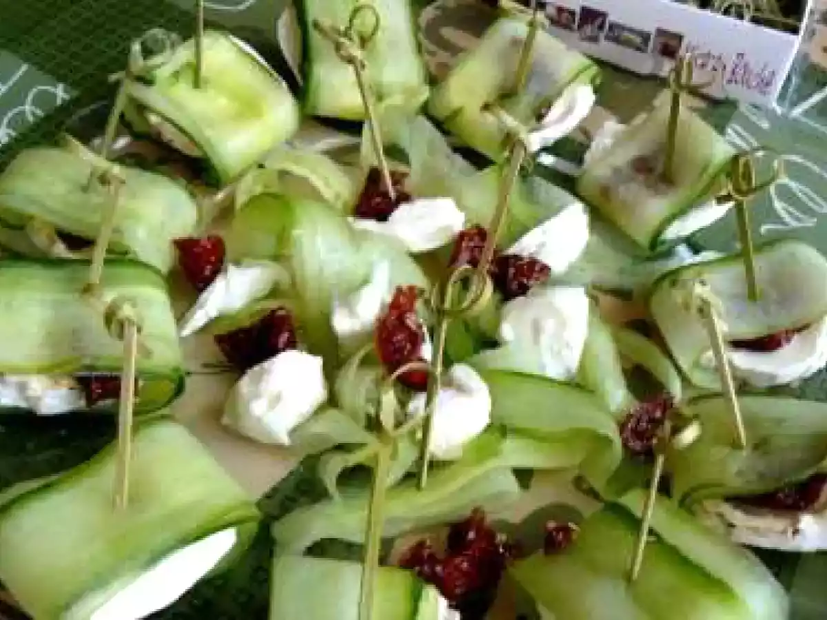 Roulé de concombre, chèvre et tomate séchées